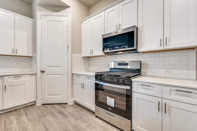 Building Photo - 6148 Blythe Dr