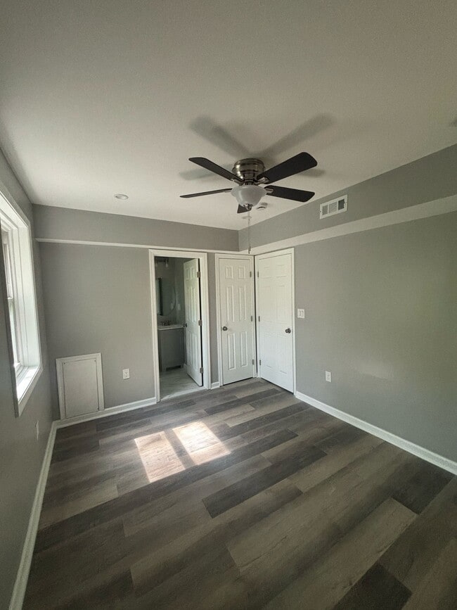 Building Photo - 1 Bedroom Apartment