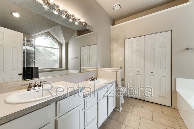Building Photo - 4408 Sierra Dr