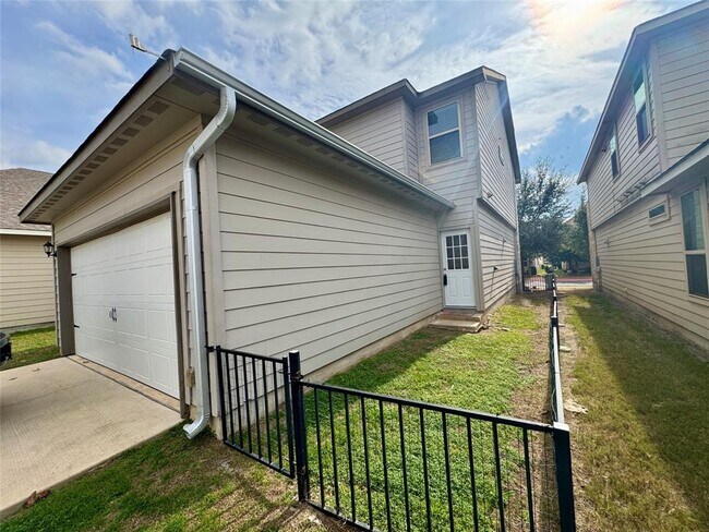 Building Photo - 120 Buckthorn Dr