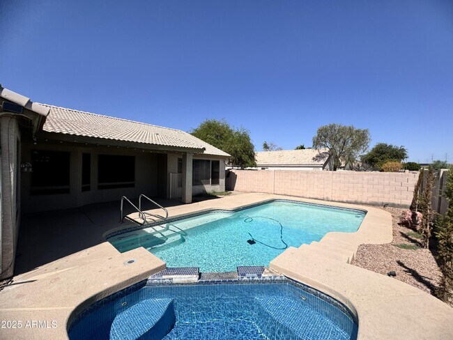 Building Photo - 673 S Peppertree Dr