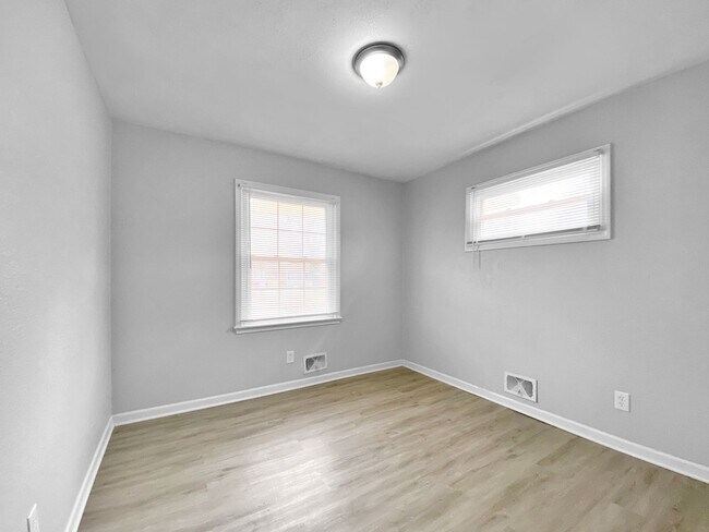 Building Photo - Beautiful 3 Bed 2.5 Bath Ranch Home with Garage in Raytown, MO