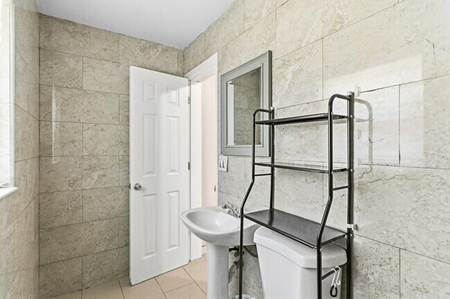 Building Photo - 2748 SW 46th Ct
