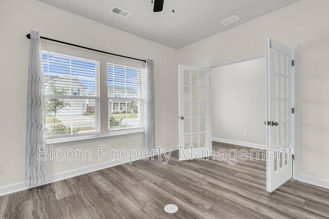 Building Photo - 450 Carrara Dr