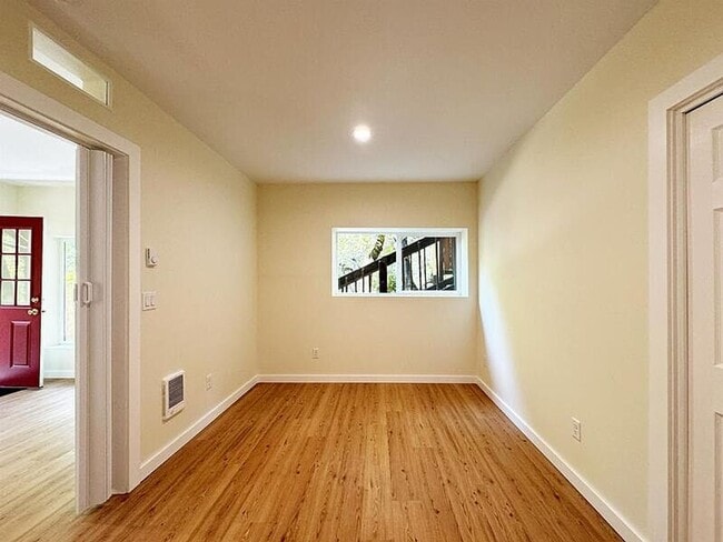 Building Photo - 5020 Saratoga St