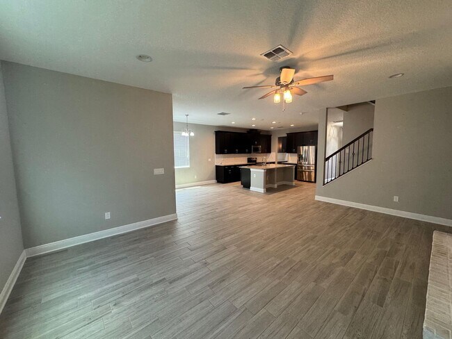 Building Photo - Spacious 5-Bedroom Riverview Home