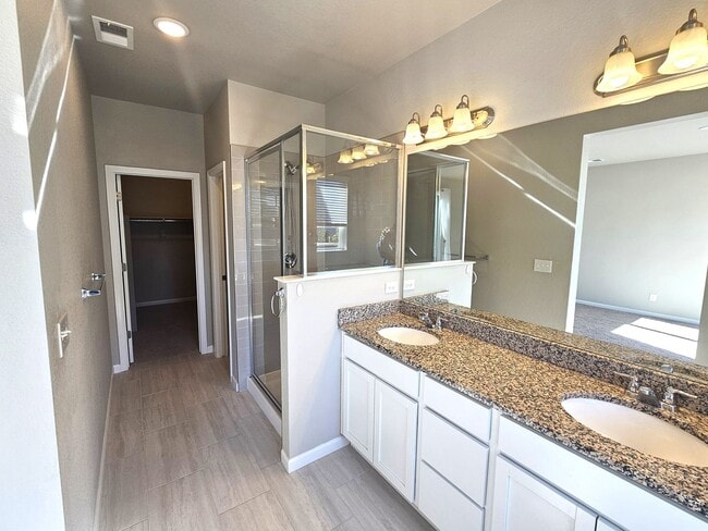 Building Photo - One-Month Free!!  Modern Townhouse with Breathtaking Views – Prime Location!