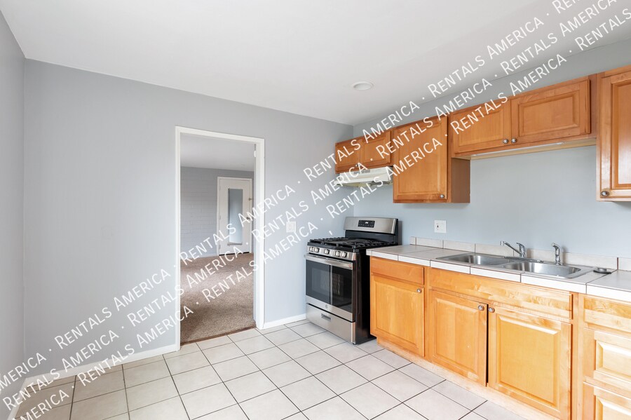 Building Photo - 442 E Linden St