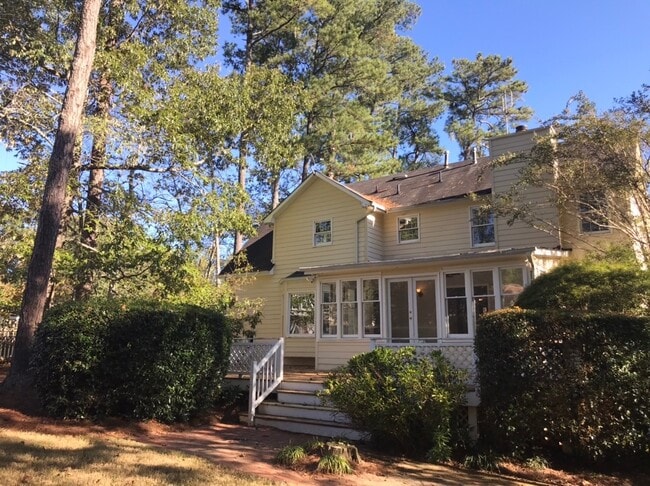 Building Photo - Great 4 Bedroom 2.5 Bath home in East Cobb...