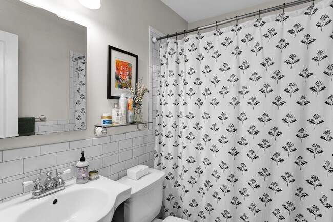 Building Photo - 2106 Tudor Plz