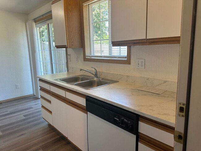 Building Photo - Freshly updated 3 bedroom 2 bathroom duple...