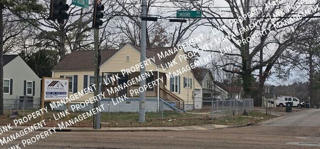 Building Photo - DON'T MISS this Remodeled 2 bedroom conven...