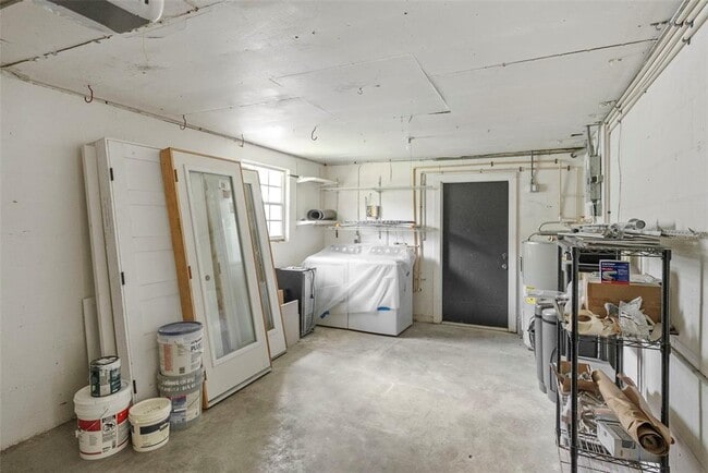 Building Photo - 4714 W Oakellar Ave