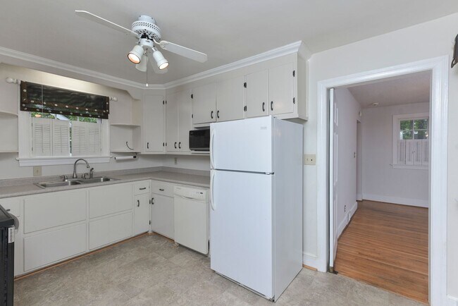 Building Photo - Charming 3 Bedroom, 2 Bath All-Brick Bungalow with Garage!