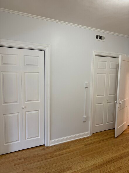 Building Photo - 5639 N Artesian Ave
