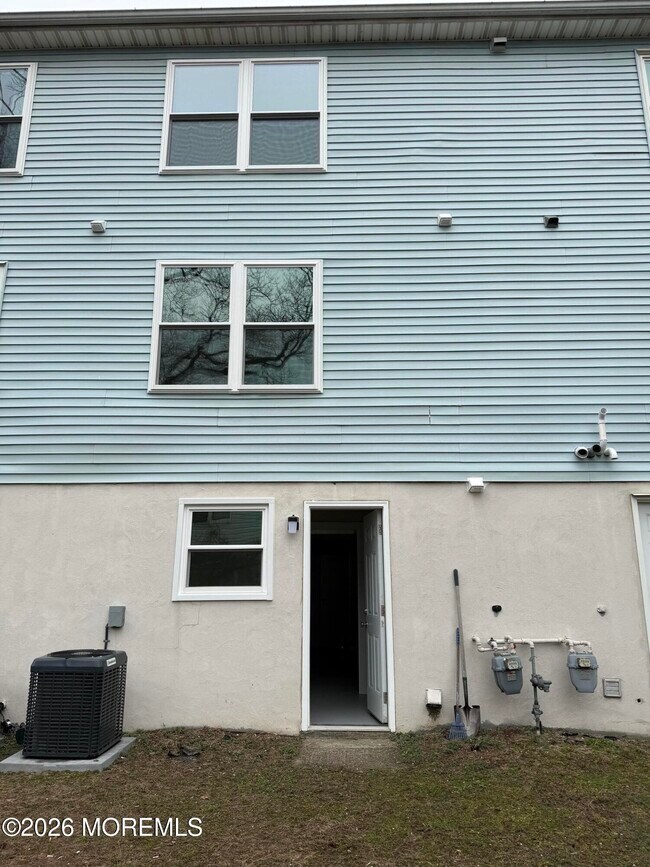 Building Photo - 4 Beachway Ave