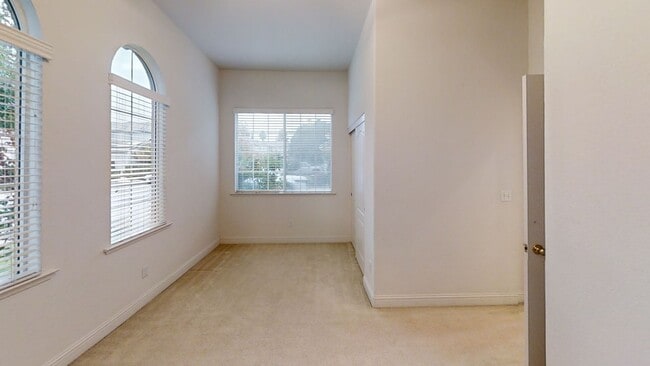 Building Photo - 1823 N Holly Ave