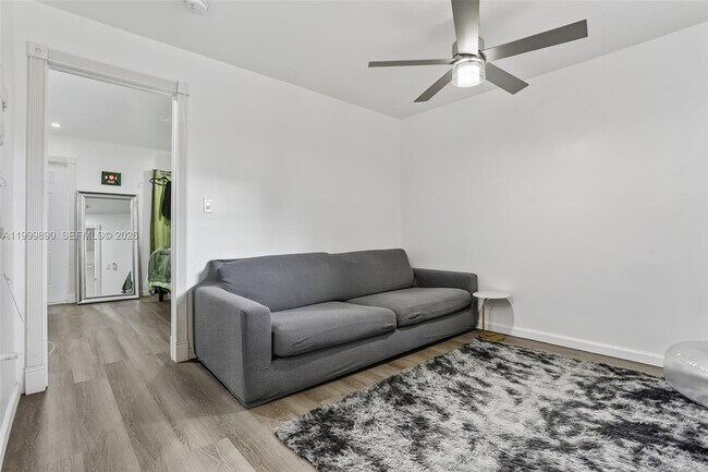 Building Photo - 920 SW 30th St