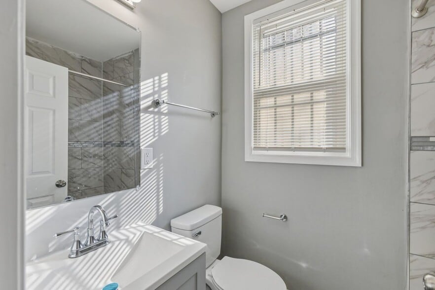 Building Photo - 405 34th St SE