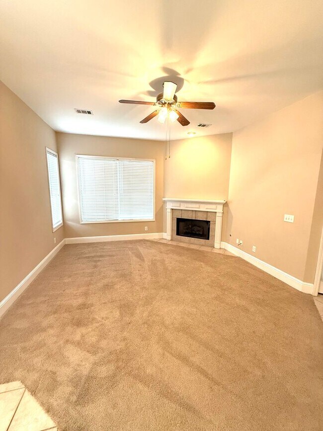 Building Photo - ** 4 Bed 3 Bath located in Deer Creek ** Call our self showing number to schedule a tour 334-366-...