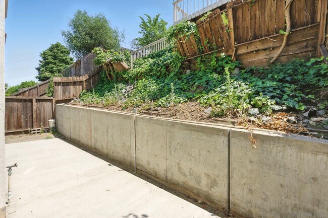 Building Photo - 1312 Shaddick Dr