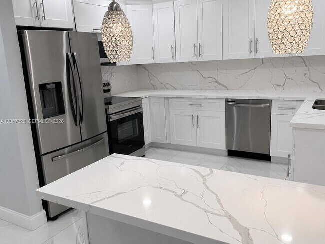 Building Photo - 552 NE 161st St
