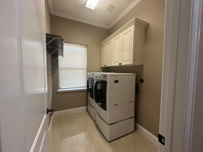 Building Photo - 106 Bella Luce