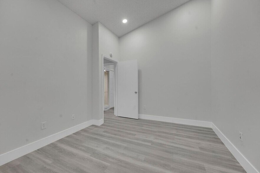 Building Photo - 13048 Meadowbreeze Dr