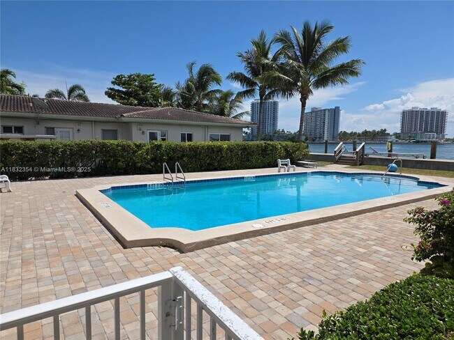 Building Photo - 2250 Bay Dr
