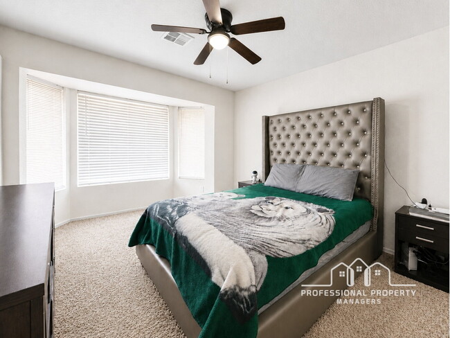 Building Photo - 4-bedroom, 2-bathroom home in Desert Sands