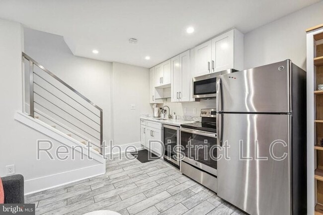 Building Photo - 608 Roxboro Pl NW