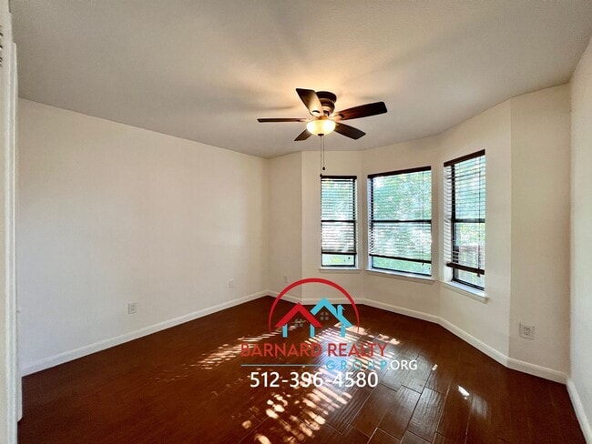 Building Photo - 402 N Fredericksburg St