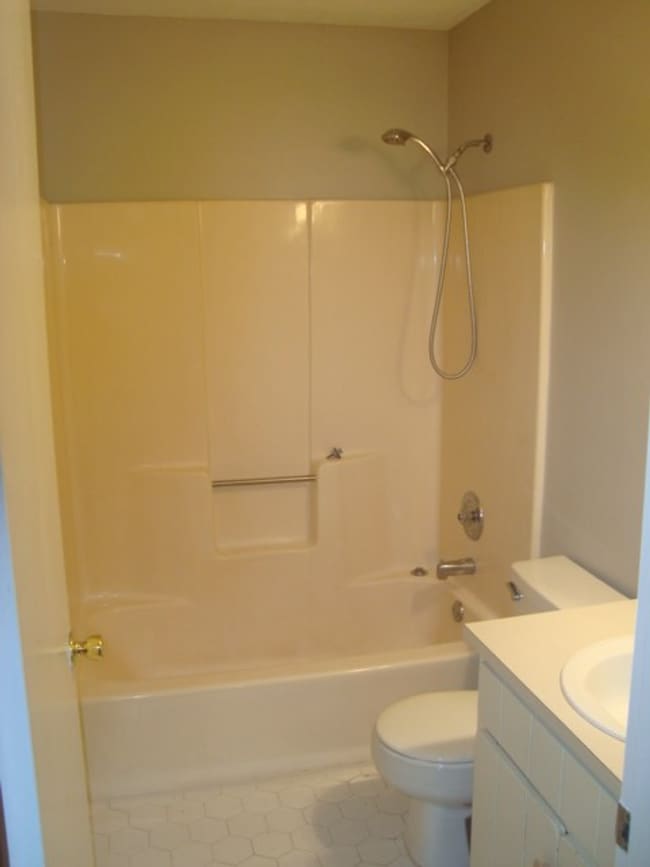 Building Photo - Three bedroom/2bathroom Condo available fo...