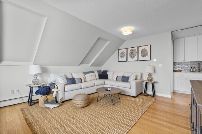 Building Photo - 62 Cosey Beach Ave