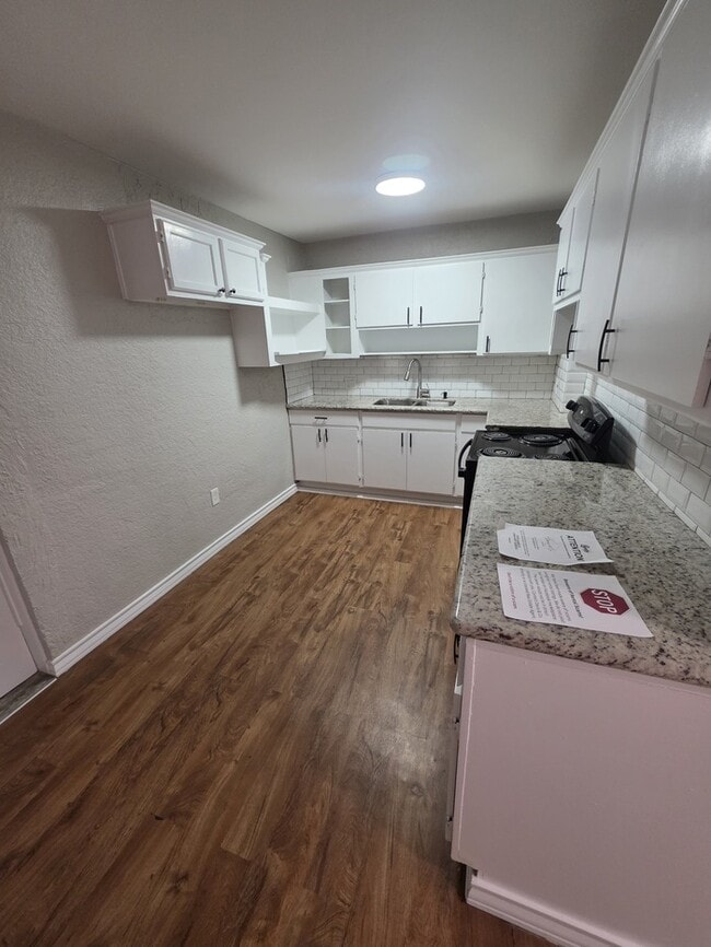 Building Photo - 3 bed 1 bath remodeled home, move in ready!