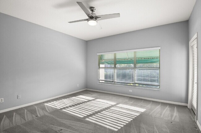 Building Photo - "Spacious 3-Bed, 2-Bath Condo Retreat in Vibrant Saint Petersburg – 1,445 Sq Ft of Comfort!"