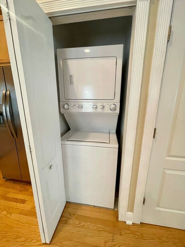 Building Photo - 3 Bed 2.5 Bath Townhouse in A+ location!
