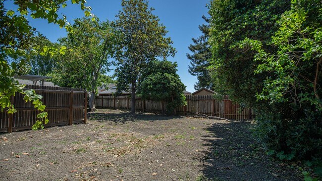 Building Photo - Charming 2 bedroom 1 bath!