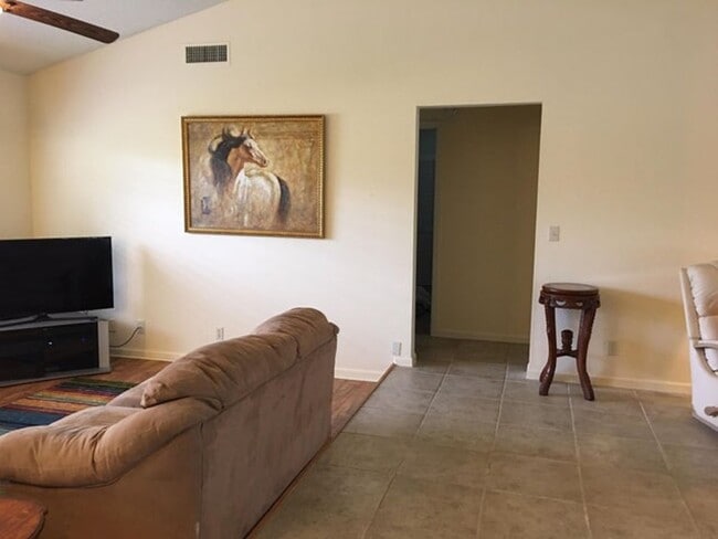 Building Photo - 745 Juniper Pl