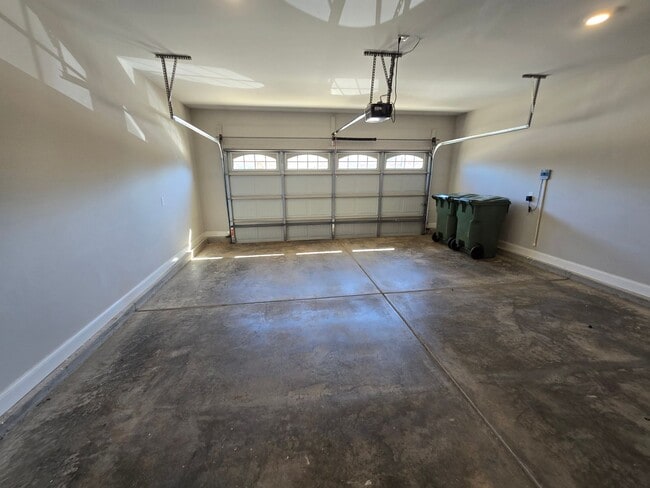 Building Photo - Gorgeous 3 Bedroom, 3 Bath Home Built in 2021- Madison, Alabama