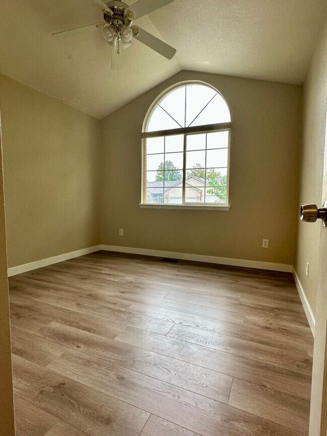 Building Photo - Updated 5-Bedroom Windsor Home - Available...