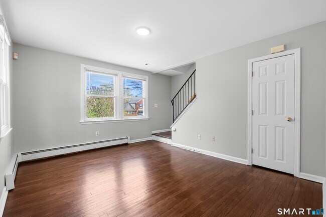 Building Photo - 224 Melville Dr