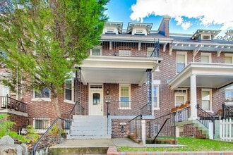 Building Photo - LEASE SPECIAL - $1,925 for a 24 month lease. 12 Month lease offered at $1,995 - Spacious 2 Bed En...