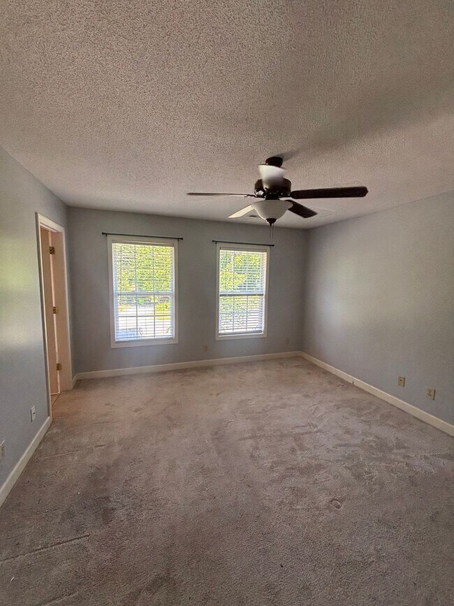 Building Photo - Beautifully Maintained Townhome In The Heart Of Town!