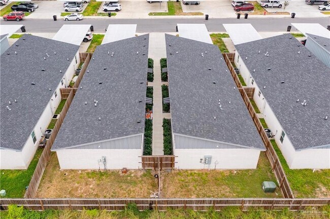 Building Photo - 1511 Playa Dr