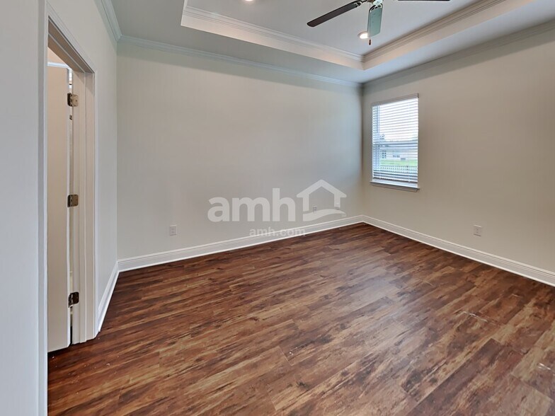 Building Photo - 27619 St Andrews Ave