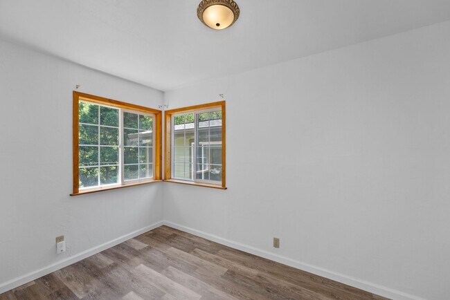 Building Photo - 475 Riverview Dr