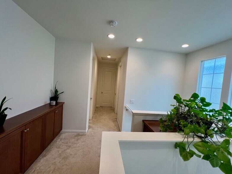Building Photo - 394 Water Lily St