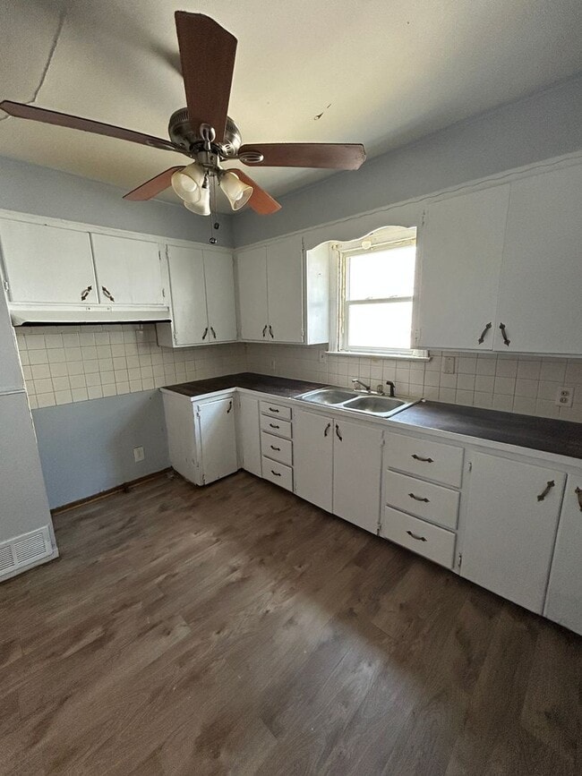 Building Photo - Large 3 bed 1 bath Home
