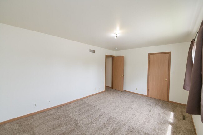 Building Photo - 2 bed 1.5 bath Townhouse in Chesterton